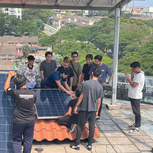 学生进行屋顶太阳能板实操训练