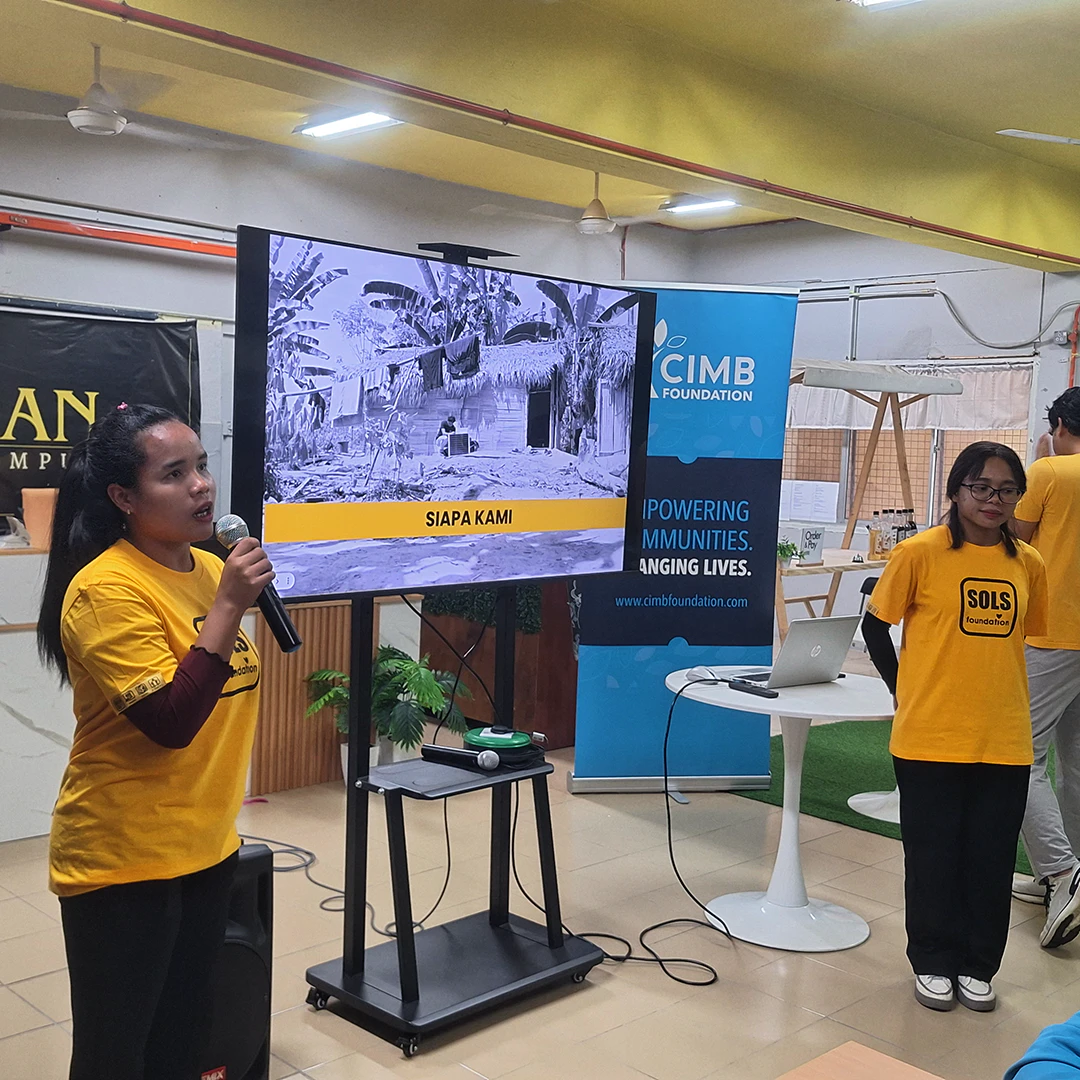 学生在 CIMB Foundation 活动上进行演讲