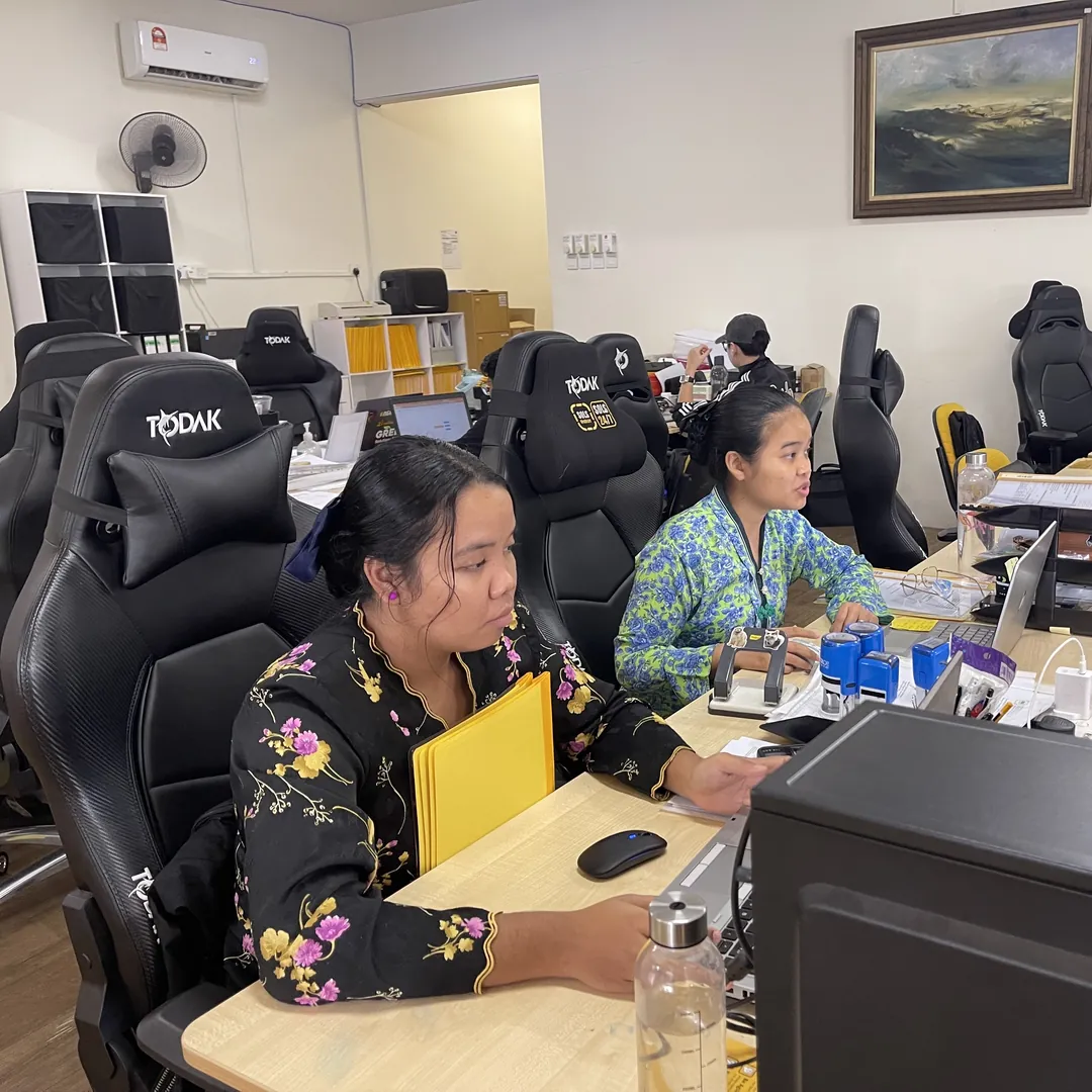 学生在实验室使用电脑