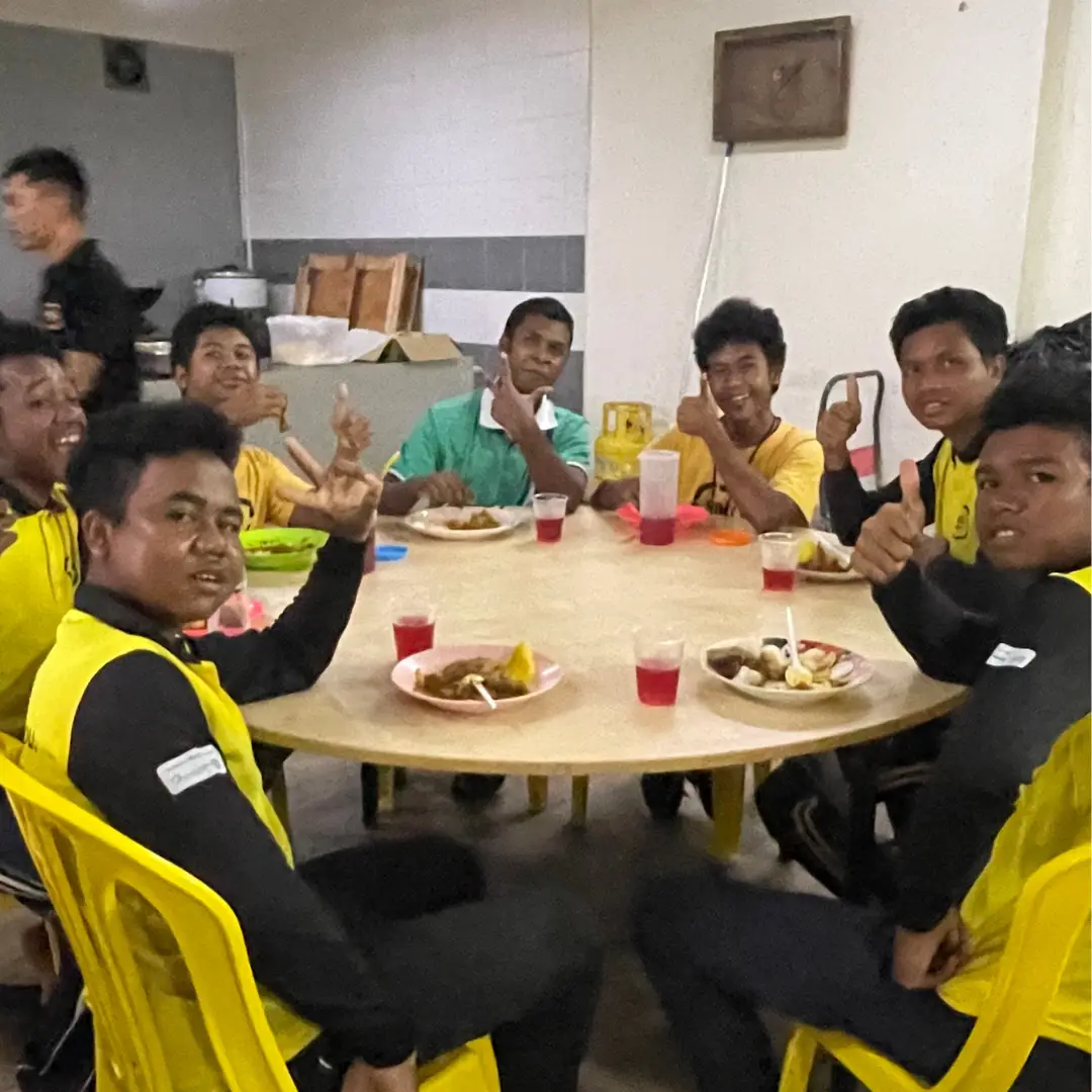 学生一起用餐