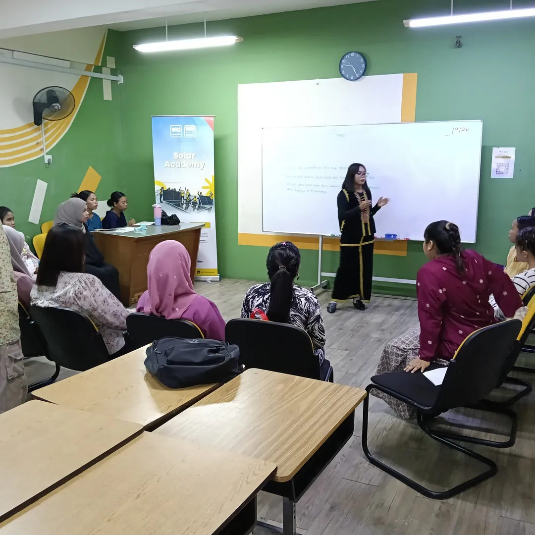 学生在绿色教室上课