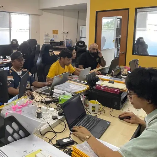 学生在实验室使用笔记本电脑和设备