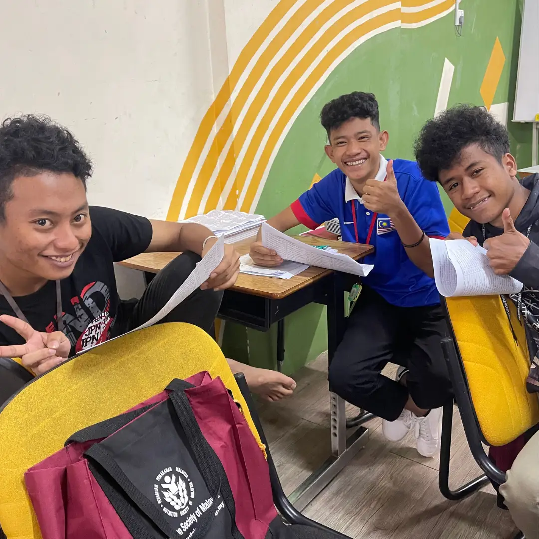 学生在教室里微笑
