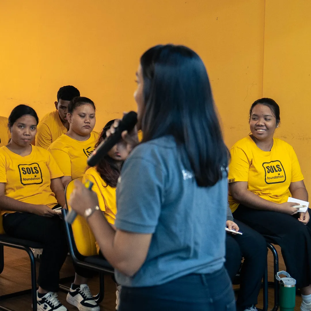 一位培训师正在为SOLS Solar Academy学生讲话