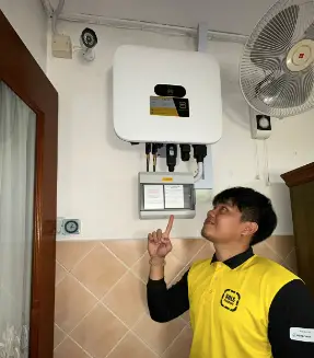 SOLS Solar Academy毕业生Azwanizuan，现为太阳能安装工
